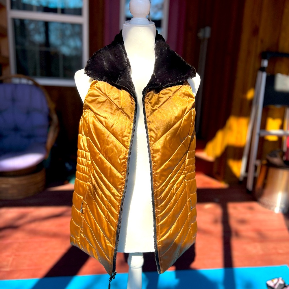 The North Face Curry Gold Black Reversible Vest SZ M